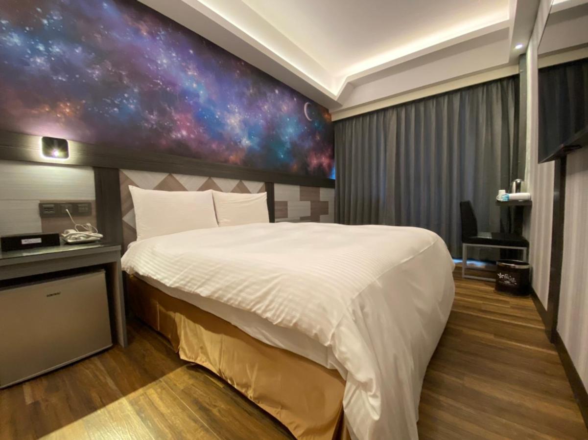 Weifeng Boutique Business Hotel - Zhanqian Branch Pingtung Exterior photo