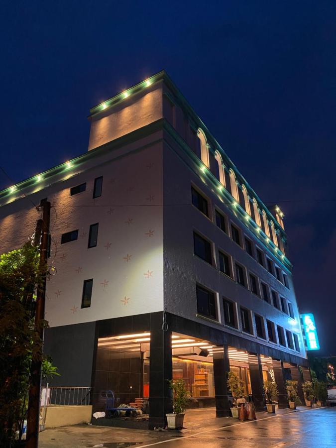 Weifeng Boutique Business Hotel - Zhanqian Branch Pingtung Exterior photo