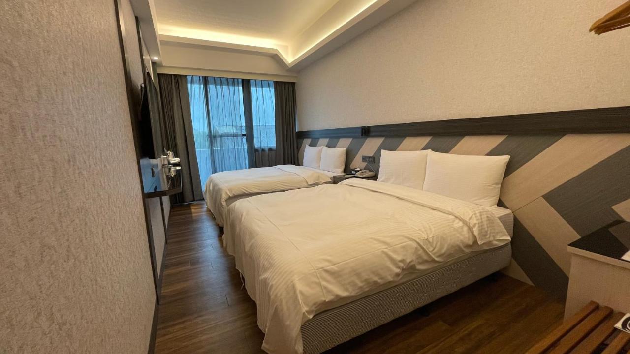 Weifeng Boutique Business Hotel - Zhanqian Branch Pingtung Exterior photo