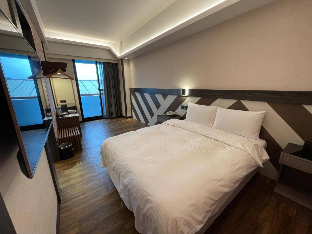 Weifeng Boutique Business Hotel - Zhanqian Branch Pingtung Exterior photo