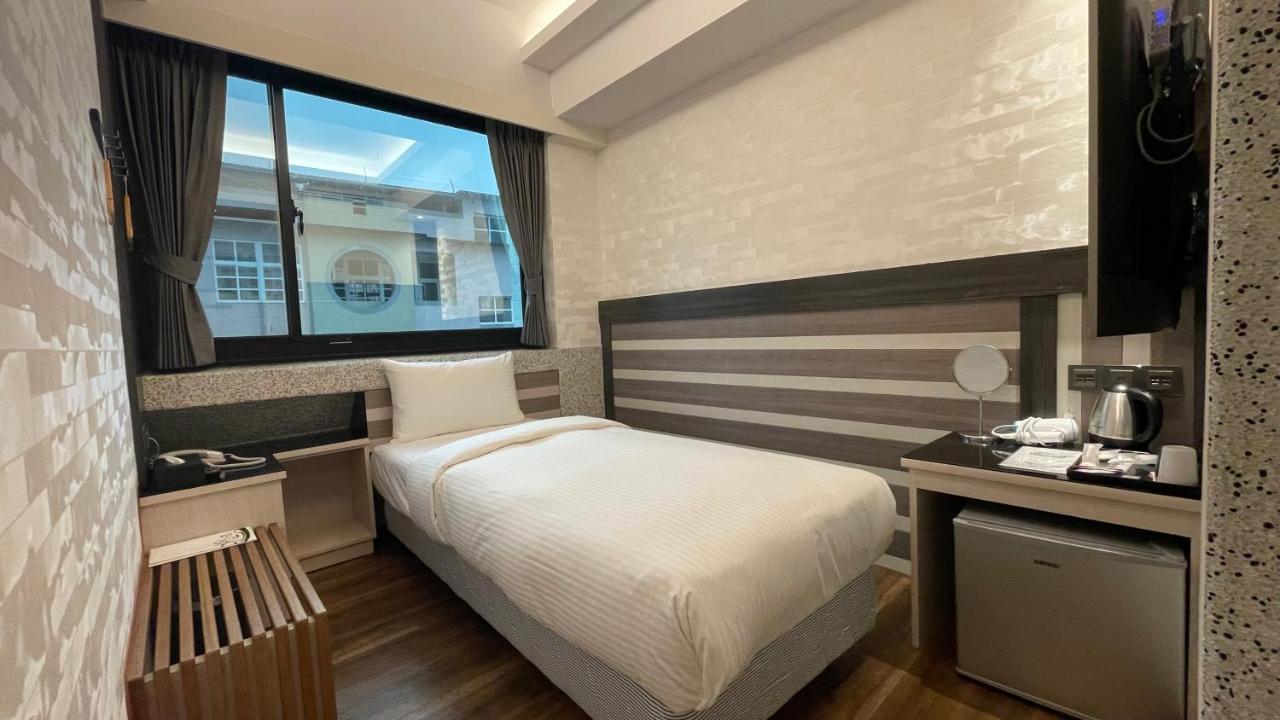 Weifeng Boutique Business Hotel - Zhanqian Branch Pingtung Exterior photo